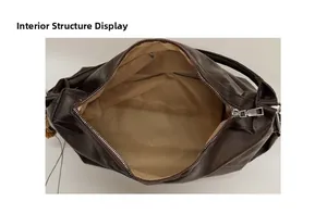 Vue macro de l'intérieur spacieux avec doublure claire et poche zippée du sac fourre-tout