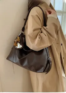 Détail du sac cabas en similicuir marron avec boucle et breloque cœur léopard