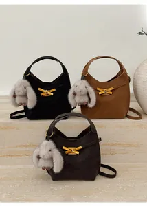 Set di borse a secchiello retrò nere, marroni e caffè con ciondoli di peluche