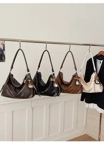 Détail de sacs fourre-tout rétro en quatre couleurs avec breloques imprimé léopard