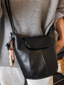 Minimalistische schwarze matte Beuteltasche mit Zierperlen und schmalem Schultergurt
