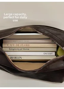 Vue de dessus du sac cabas marron foncé montrant sa grande capacité intérieure avec livres