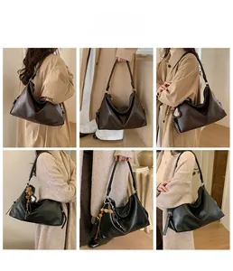 Vue détaillée du grand sac hobo vintage en marron foncé et noir avec charme peluche