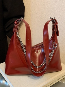 Sac sous le bras en cuir verni rouge brillant avec chaînes argentées et fermeture éclair