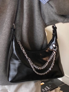 Sac sous le bras noir brillant minimaliste avec double chaîne argentée et finition PU