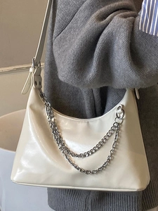 Sac à bandoulière blanc crème minimaliste avec chaîne argentée et cuir souple fini