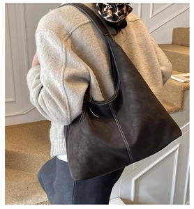 Grand sac cabas rétro marron foncé avec détails de surpiqûres et accessoire à franges
