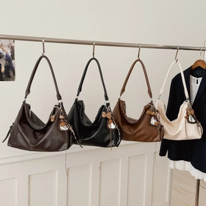 Détail de grands cabas minimalistes avec nœuds léopard disponibles en quatre couleurs
