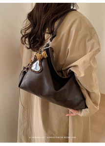 Détail du grand sac cabas marron foncé avec nœud léopard et boucles argentées