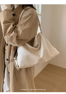 Détail du grand sac à bandoulière crème minimaliste en similicuir souple pour le quotidien