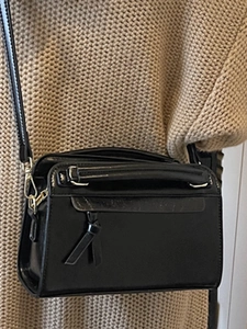 Sac bandoulière tendance en similicuir noir avec boucles dorées et détail de pompon