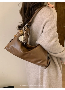 Sac cabas vintage en cuir marron porté épaule avec miroir cœur et breloque léopard
