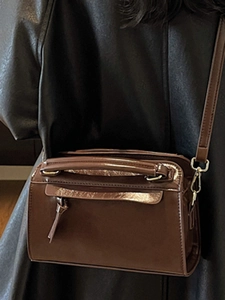 Sac à main chic marron rétro avec détails dorés et bandoulière élégante de qualité