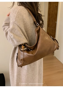 Sac hobo rétro marron grande capacité avec pendentif coeur et boucle métallique détail