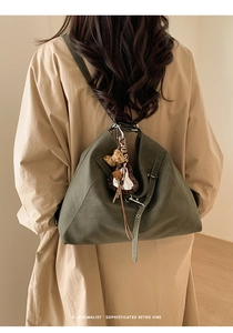 Détail du sac cabas rétro vert avec pendentif cœur léopard et bandoulière