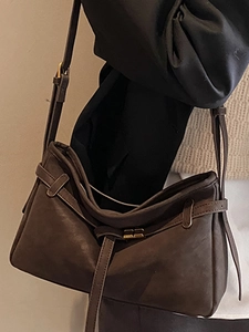 Retro high-capacity crossbody bag in deep brown leather for women casual commuter wear
