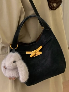 Borsa a mezzaluna nera in pelle scamosciata con fibbia dorata e ciondolo a coniglio