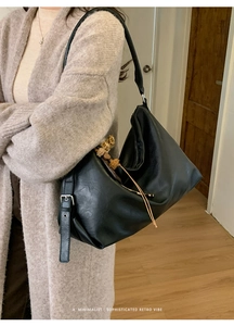 Détail du sac Hobo en cuir PU noir avec bandoulière réglable et texture vintage