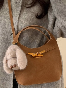 Borsa a mezzaluna in camoscio marrone con fibbia dorata e ciondolo a coniglio di peluche