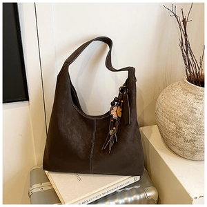 Détail du grand sac cabas vintage marron avec pendentif floral en perles de bois et couture