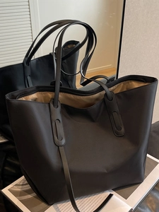 Grand sac cabas noir minimaliste avec doublure marron et fines bandoulières