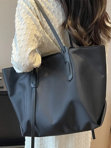 Grand sac cabas noir minimaliste avec longues bandoulières pour les trajets quotidiens