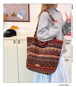 Détail du motif jacquard géométrique et texture douce en peluche du sac cabas chic