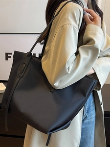 Sac fourre-tout noir minimaliste de grande capacité pour femmes avec style décontracté