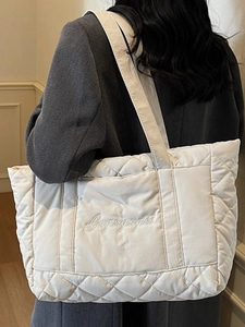Quilted tote bag in cream white with large diamond pattern for winter fashion 2025