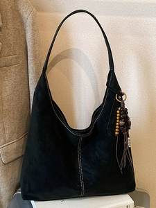 Sac fourre-tout rétro en daim noir avec surpiqûres blanches et pompon perlé