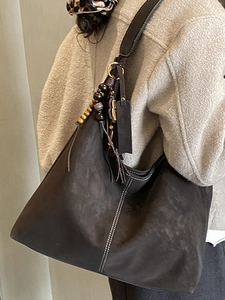 Grand sac hobo vintage en daim marron avec perles en bois pour la mode d'hiver