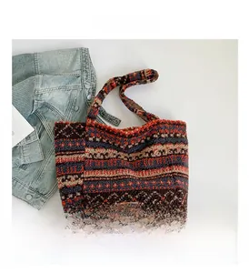 Détail du sac cabas en peluche avec imprimé géométrique ethnique et petit écusson en cuir