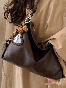 Grand sac cabas rétro en cuir marron avec pendentif cœur et nœud léopard sur mannequin