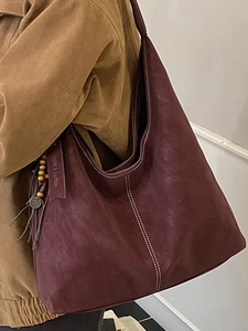 Sac fourre-tout vintage en daim bordeaux avec surpiqûres et pampille en bois