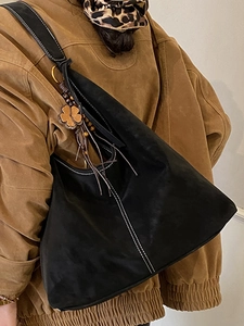 Sac hobo rétro en daim noir avec surpiqûres contrastées blanches et breloque fleurie