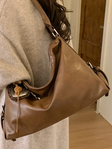Sac à main rétro marron de grande capacité avec boucle argentée et pendentif en forme de cœur
