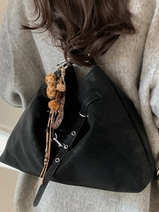 Grand sac cabas en cuir mat noir vintage avec bandoulière à œillets et breloque léopard
