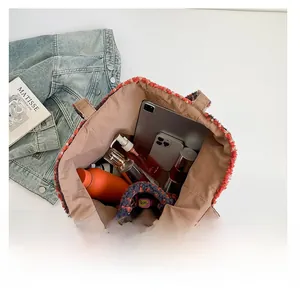 Vue de dessus du grand sac cabas en peluche montrant l'espace pour tablette et mobile