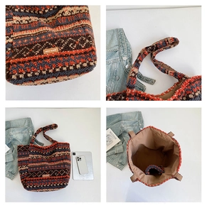 Détail de la texture pelucheuse et du motif ethnique de ce grand sac fourre-tout