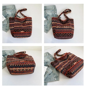 Détail du sac fourre-tout en peluche à motif géométrique avec étiquette de marque