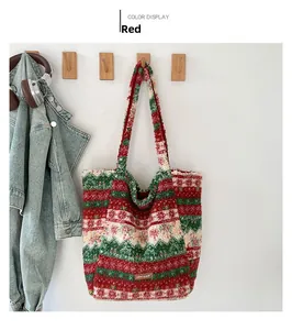 Détail du sac cabas en peluche à rayures rouges et vertes et texture douce