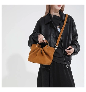 Vue détaillée du sac cabas plissé caramel avec poignées circulaires en métal doré