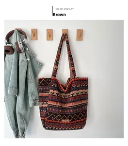 Détail du sac cabas en peluche avec motif bohème suspendu avec des accessoires de mode