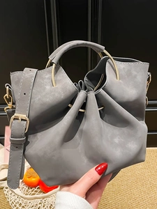 Sac nuage plissé gris avec poignée en métal et bandoulière réglable pratique