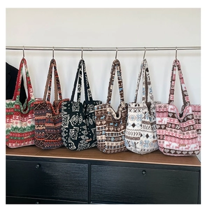 Série de sacs cabas en peluche aux motifs de Noël Fair Isle en plusieurs couleurs