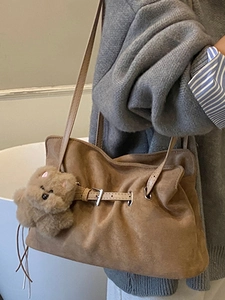 Καφέ σουέτ τσάντα tote με μεταλλική αγκράφα και λούτρινο αρκουδάκι κρεμασμένη στον ώμο