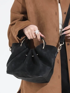 Sac nuage plissé noir avec poignées anneaux dorés, porté en bandoulière pour femme