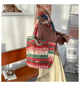 Détail du sac cabas en peluche avec motifs de Noël rouges et verts et large bandoulière