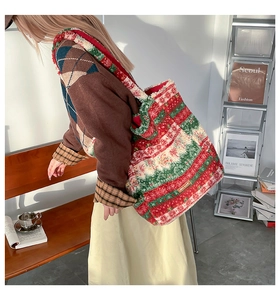 Détail du grand sac cabas en peluche avec des motifs d'hiver festifs rouges et verts