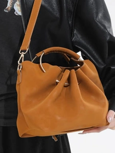 Sac nuage jaune gingembre plissé avec poignées métalliques et bandoulière amovible
